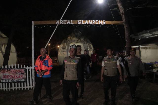 MONITORING: Bupati Tala HM Sukamta bersama Forkopimda dan SKPD terkait melihat langsung suasana objek wisata di Tala pada malam pergantian tahun. Foto : Diskominfo For Radar Banjarmasin