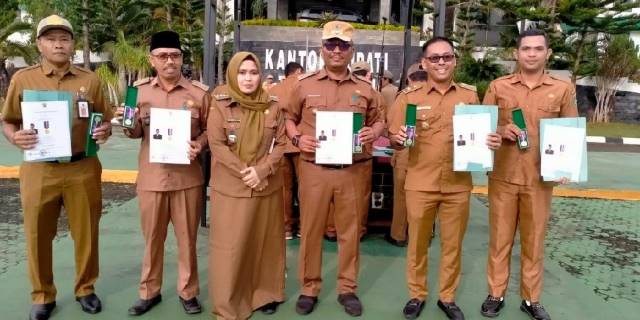 PENGHARGAAN: Camat Angsana, Liana Hamita berpose bersama para kepala desa di kecamatannya yang menerima penghargaan.