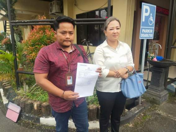 WASWAS DAN DIRUGIKAN: Sylvie Fachriah Andini bersama kuasa hukum melapor ke Polda Kalsel, Selasa (31/1) siang. | FOTO: M OSCAR FRABY/RADAR BANJARMASIN