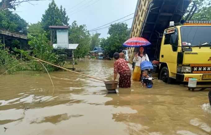AKTIVITAS BANJIR: Aktivitas warga di Desa Parigi Simbar Kecamatan Bakarangan saat banjir terjadi. | FOTO: RASIDI FADLI /RADAR BANJARMASIN