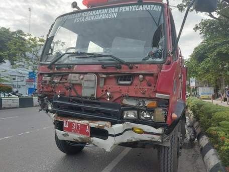 NAHAS: Unit armada tanki milik DPKP Banjarmasin yang memicu terjadinya tabrakan beruntun di ruas Jalan Ahmad Yani Kilometer 2 Banjarmasin pada Sabtu (4/2) petang. | FOTO: M FADLAN ZAKIRI/RADAR BANJARMASIN