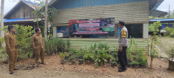 SOSIALISASI: Jajaran kepolisian saat menyosialisasikan larangan menyetrum ikan.