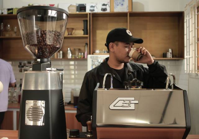 KOPI KEKINIAN: Salah seorang barista di salah satu kedai kopi di Banjarbaru mengecek cita rasa kopi yang diolahnya. Wali Kota Banjarbaru berencana ingin menjadikan kota Banjarbaru sebagaj Kota Sejuta Kopi. | FOTO: M RIFANI/RADAR BANJARMASIN