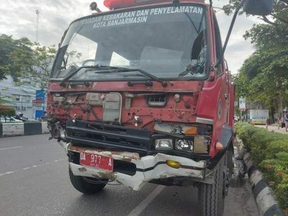 MOBIL PEMADAM: Mobil tanki pemadam milik DPKP Banjarmasin terlibat kecelakaan beruntun. | FOTO: M FADLAN ZAKIRI/RADAR BANJARMASIN