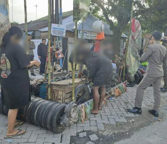 KENA RAZIA: Sekelompok anak punk beserta beberapa unit vespa modifikasi tepergok razia oleh Satpol PP Banjarbaru. Mereka dilaporkan warga yang merasa resah atas aktivitasnya. | Foto: Satpol PP Banjarbaru for Radar Banjarmasin