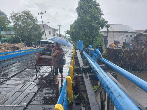 MELINTAS: Jembatan Al-Inayah di kawasan Tembus Mantuil akan dibangun ulang dengan konsep jembatan kembar. (FOTO: M FADLAN ZAKIRI/RADAR BANJARMASIN)