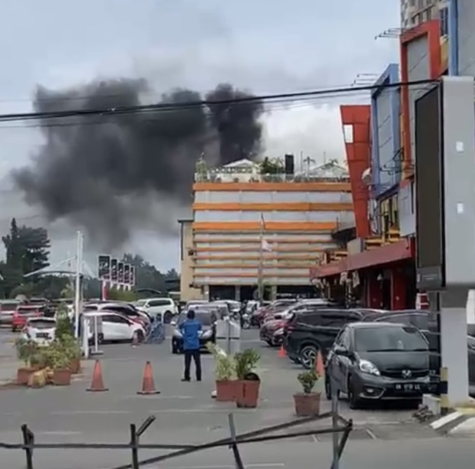 TEBAL: Asap hitam pekat sempat mengepul di atas gedung Q Mall Banjarbaru pada Minggu (12/2) siang, menarik perhatian warga sekitar. | Foto: ist