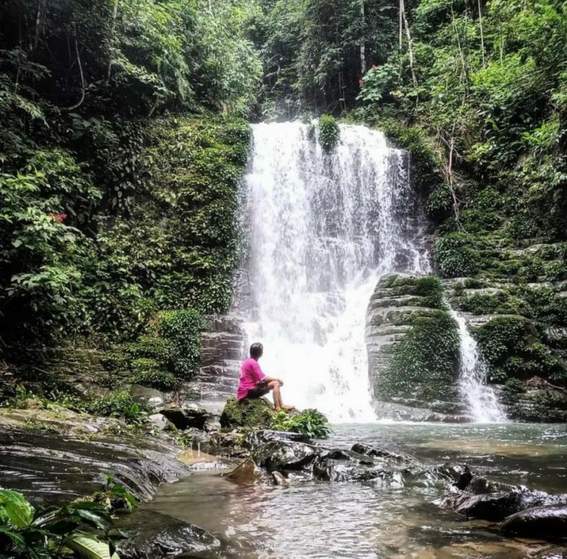 MASUK HUTAN LINDUNG: Potret air terjun Batarius yang statusnya masuk kawasan hutan lindung. Pemkab belum bisa melakukan pengembangan objek wisata. | FOTO: MC BALANGAN FOR RADAR BANJARMASIN