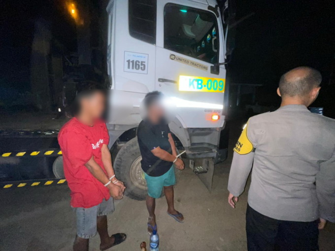 TERTANGKAP: Dua orang pelaku pencurian lampu ekskavator diamankan polisi di Kecamatan Lokpaikat. (Foto: Polsek Lokpaikat for Radar Banjarmasin)