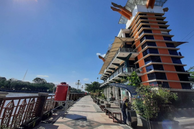 Patroli menyasar kawasan Siring Pierre Tendean, petugas juga mendapati sejumlah pemuda yang asyik berkumpul dan menenggak miras oplosan.