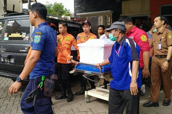 WAFAT: Jasad instruktur ular di Yayasan Sioux Ular Indonesia ketika dibawa dari ruang pemulasaraan jenazah di RSUD Ulin Banjarmasin, kemarin (14/2) siang. | FOTO: MAULANA/RADAR BANJARMASIN