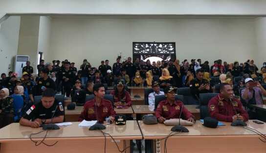 DIALOG: PABPDSI se Kabupaten Hulu Sungai Tengah (HST) menggelar aksi di DPRD HST, Kamis (16/2). | FOTO: JAMALUDDIN/RADAR BANJARMASIN