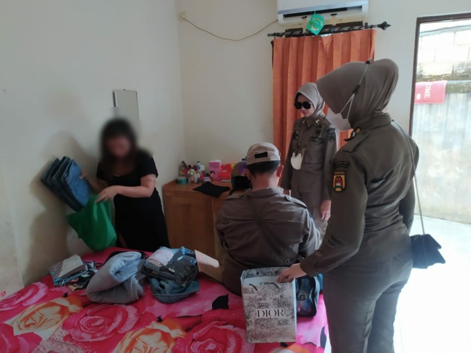 PROSTITUSI: Sejumlah perempuan dibawa Satpol PP dari eks lokalisasi Pembatuan dan Batu Besi. Sementara di sebuah penginapan pelaku prostitusi online juga tertangkap tangan.