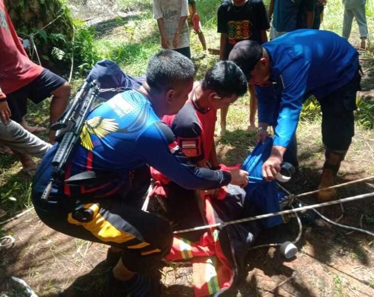 MERESAHKAN : Petugas gabungan berhasil menangkap buaya di kolam belakang SMPN 4 Jorong. | Foto Iptu Khairin Aplani for Radar Banjarmasin.