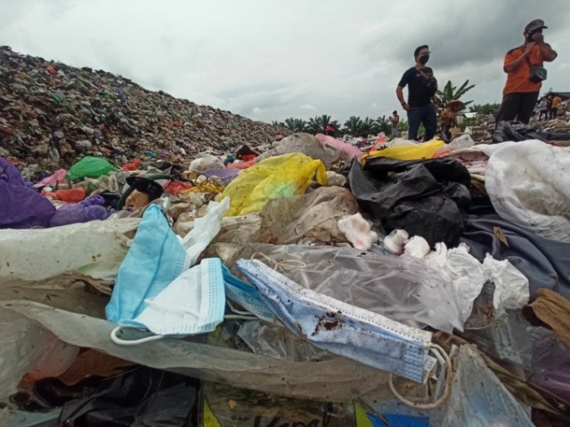 DIBIARKAN TERTUMPUK: Pembalut bekas hanya tertumpuk bercampur dengan sampah jenis lain di TPA Basirih. (FOTO: FADLAN ZAKIRI/RADAR BANJARMASIN)