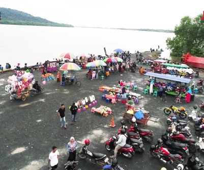 HIBURAN: Pelabuhan Batang dengan latar pemandangan Pulau Sewangi. Di sini, selalu ramai setelah asar. | FOTO; ISTIMEWA