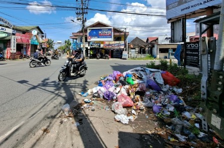 TAK SEDAP DIPANDANG: Potret TPS liar di kawasan Simpang Sungai Bilu, (23/2). Sudah dua kali dipasangi spanduk larangan, dua kali pula spanduk itu hilang. | Foto: Wahyu Ramadan/Radar Banjarmasin