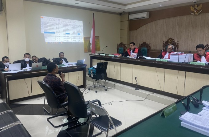 PEMERIKSAAN SAKSI: Jaksa KPK menghadirkan 6 saksi di Pengadilan Tipikor Banjarmasin, Rabu (1/3). Semuanya merupakan kontraktor HST. | FOTO: M OSCAR FRABY/RADAR BANJARMASIN