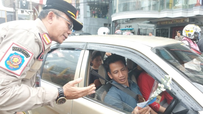 BERITAHU WARGA: Satpol PP Kota Banjarmasin sosialisasi kepada masyarakat tentang larangan memberi uang ke pengamen dan pengemis di traffic light. | FOTO: FADLAN ZAKIRI/RADAR BANJARMASIN