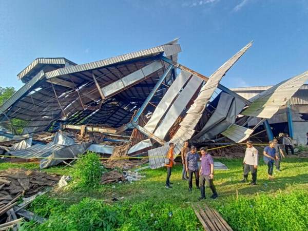 AMBRUK: Gudang karet milik PT Kintap Jaya Wattindo di Desa Liang Anggang, Kabupaten Tanah Laut yang ambruk Kamis (9/3) siang telah dipasangi garis polisi. | FOTO: NORSALIM YAHYA/RADAR BANJARMASIN