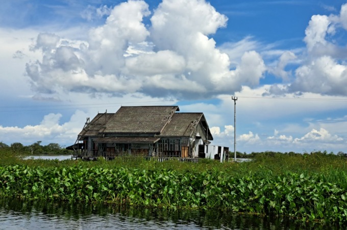 Bekas penginapan di atas rawa, saksi kejayaan lomba pacu kerbau rawa pada tahun 90-an. | Foto: Wahyu Ramadhan/Radar Banjarmasin