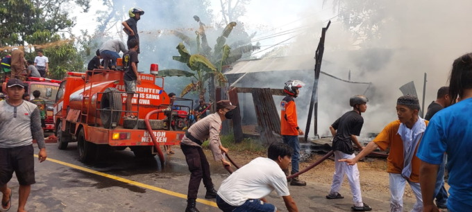 PEMADAMAN: Jajaran pemadam kebakaran dan kepolisian mencoba memadamkan api di Desa Sei Pimping. | Foto: Polres Tabalong