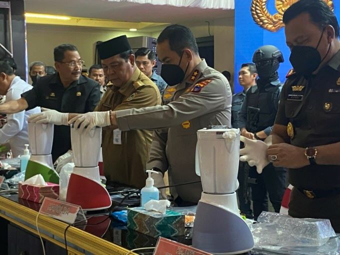 PEMUSNAHAN BARBUK: Puluhan kilogram sabu yang diblender saat pemusnahan barang bukti, beberapa waktu lalu. | Foto: M Oscar F/Radar Banjarmasin