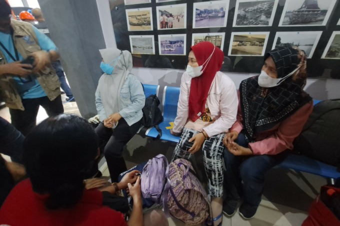 NYARIS DIKIRIM KE ARAB: NA, AK, dan H di ruang tunggu Pelabuhan Trisakti sebelum dipulangkan ke daerahnya masing-masing. | FOTO: WAHYU RAMADHAN/RADAR BANJARMASIN