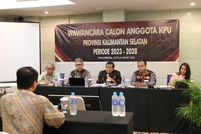 WAWANCARA : Salah seorang peserta saat mengikuti tes wawancara dengan Tim panitia seleksi (Timsel) Komisioner KPU Kalsel periode 2023-2028. | FOTO: MUHAMMAD OSCAR FRABY/RADAR BANJARMASIN