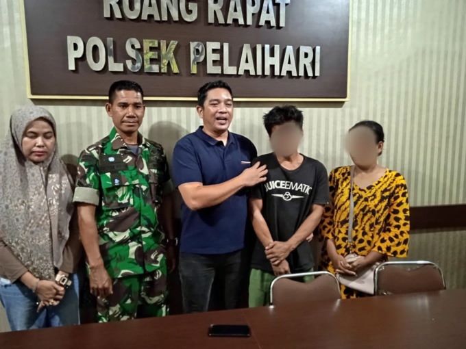 DAMAI: Kapolsek Pelaihari, Iptu May Felly Manurung mempertemukan korban dan pelaku pencurian kurma di daerah Angsau Kecamatan Pelaihari. (Foto: Polsek Pelaihari For Radar Banjarmasin)