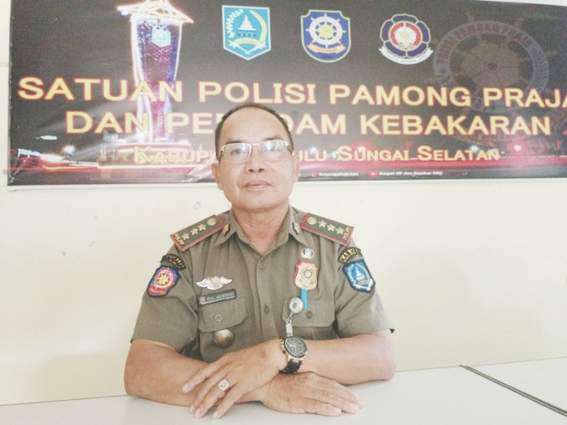 MENJELASKAN: Sekretaris Satpol PP dan Damkar HSS Hamrani saat memberikan keterangan pelanggaran Perda Ramadan. | Foto: SATPOL PP DAN DAMKAR HSS