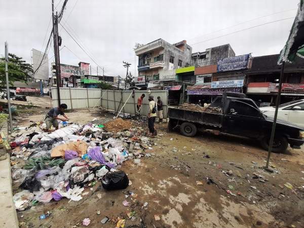 SAMPAH: Meski sudah jelas ada spanduk larangan, tumpukan sampah masih terlihat di eks TPS kawasan Pasar Kuripan.