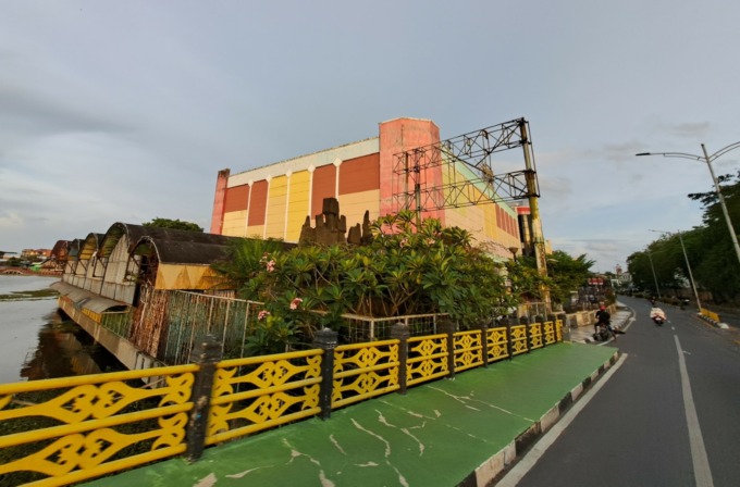 STRATEGIS: Gedung Mitra Plaza, yang bersisian Sungai Martapura. | FOTO: WAHYU RAMADHAN/RADAR BANJARMASIN