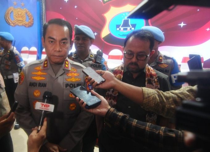 WAWANCARA: Kapolda Kalsel Irjen Pol Andi Rian Djajadi bersama Wakil Ketua Komisi III DPR RI Khairul Saleh di Banjarmasin, Jumat (31/3). | FOTO: M OSCAR FRABY/RADAR BANJARMASIN