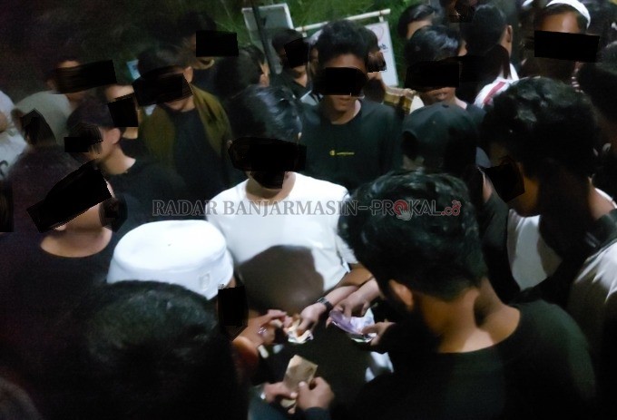 PASANG TARUHAN: Para penonton balap lari mengumpulkan uang taruhan. | FOTO: M FADLAN ZAKIRI/RADAR BANJARMASIN