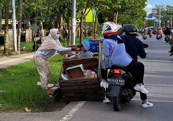 MENANTI DERMAWAN: Gepeng di ruas Jalan Hasan Basry dan Kayutangi, kemarin (3/4). | FOTO: WAHYU RAMADHAN/RADAR BANJARMASIN