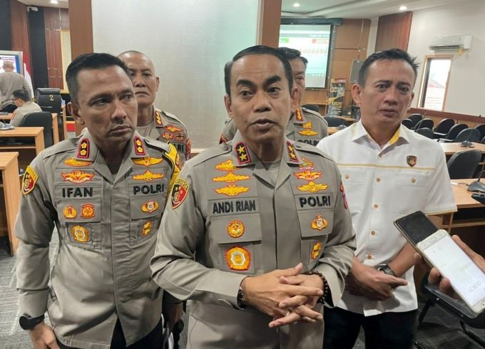 TEGAS: Kapolda Kalsel Irjen Pol Andi Rian R Djajadi memberikan perkembangan penyidikan kasus pembunuhan di Desa Mengkauk. | FOTO: M OSCAR FRABY/RADAR BANJARMASIN