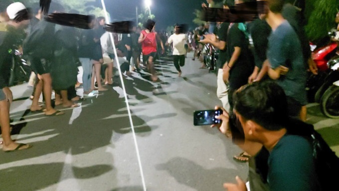 BERADU: Dua pelari yang saling beradu kecepatan di Jalan SMA 3, Kelurahan Cempaka, Kecamatan Cempaka Banjarbaru. | FOTO: FADLAN ZAKIRI/RADAR BANJARMASIN