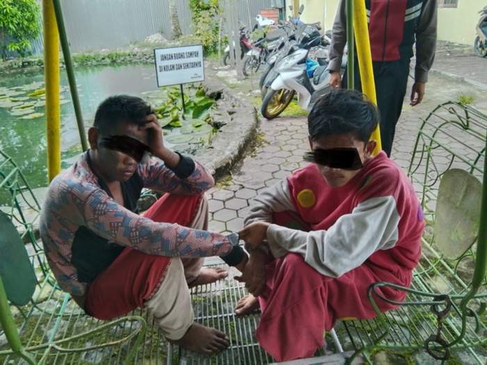 BIKIN ONAR: Polisi mengamankan kedua badut dari amukan para pedagang dan pengunjung Pasar Sentra Antasari. | Foto: Polsek Banteng for Radar Banjarmasin