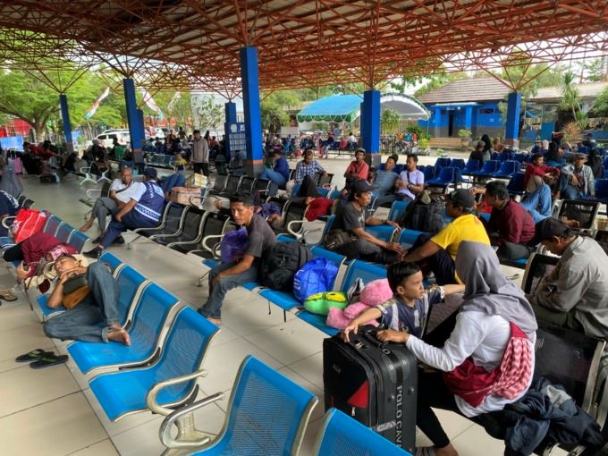 PELABUHAN TRISAKTI: Meski lebaran masih 10 hari lagi, pemudik mulai memenuhi terminal keberangkatan Pelabuhan Trisakti Banjarmasin. Foto diambil Ahad (9/4). | FOTO: M OSCAR FRABY/RADAR BANJARMASIN