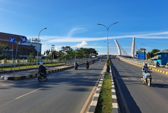 DI UJUNG JEMBATAN: Di lokasi Jembatan Sungai Alalak inilah konten video pocong yang viral itu diambil. | FOTO: WAHYU RAMADHAN/RADAR BANJARMASIN