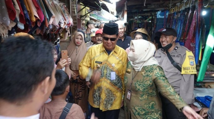 Paman Birin dan istrinya Raudatul Jannah di Pasar Kalindo, Belitung Darat.