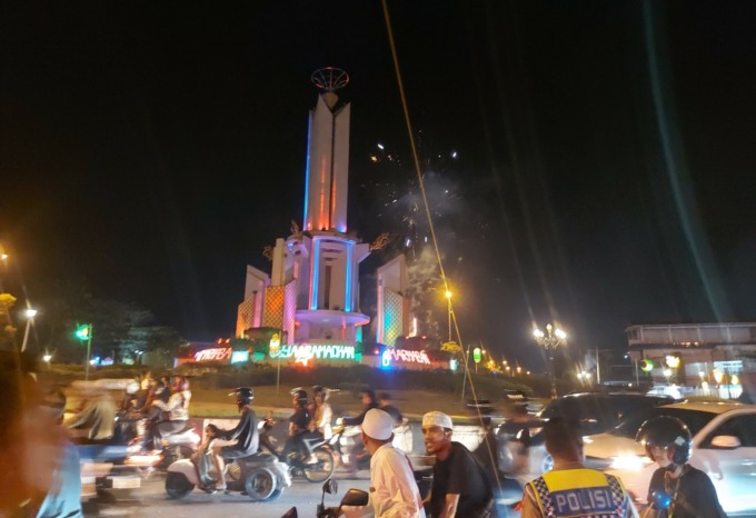 BUNDARAN KOTA: Pesta kembang api di tugu simpang empat Banjarbaru pada malam Lebaran 2023. | FOTO: M FADLAN ZAKIRI/RADAR BANJARMASIN