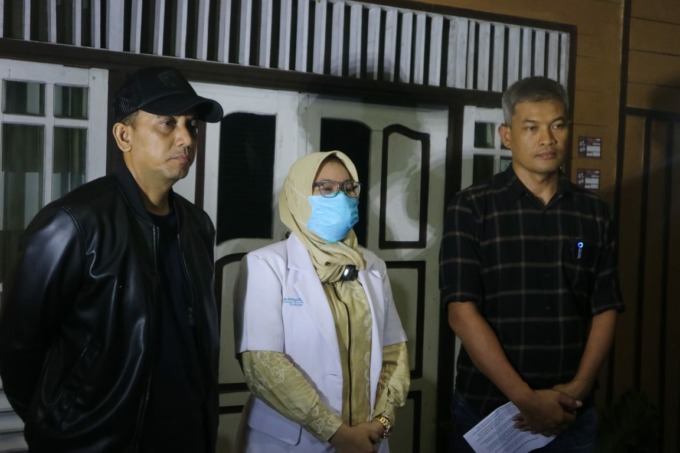 BERI KETERANGAN: Direktur Resnarkoba Polda Kalsel Kombes Pol Tri Wahyudi bersama Kapolres Tapin AKBP Sugeng Priyanto dan dokter Amelia memberikan keterangan terkait penangkapan tahanan yang kabur. | Foto: Rasidi Fadli/Radar Banjarmasin