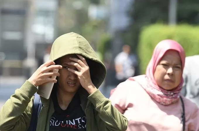 TERIK DAN SILAU: Suhu terpanas di Indonesia tercatat mencapai 37,2 derajat celsius. Terjadi di Tangerang Selatan. | FOTO: JAWAPOS