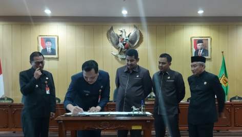 DISAHKAN: Penandatanganan Raperda RTRW Banjarbaru yang sekarang resmi disahkan menjadi Perda pada Selasa (18/04) lalu di gedung DPRD Kota Banjarbaru. | FADLAN ZAKIRI/RADAR BANJARMASIN