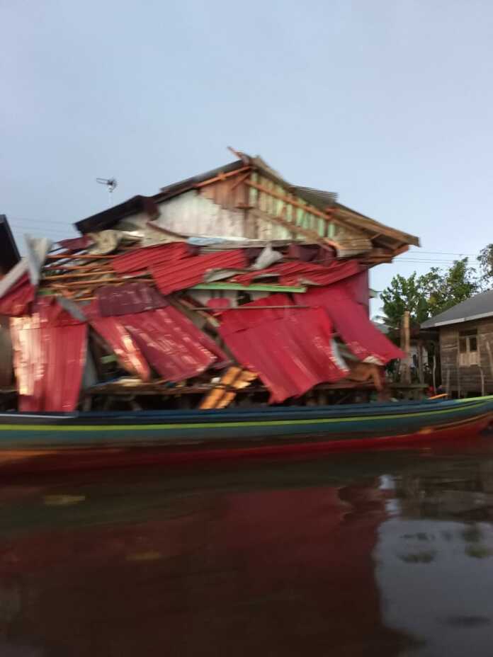 HANCUR: Musibah rusaknya rumah di Desa Keladan Kecamatan Candi Laras Utara disebabkan oleh dua buah tongkang. Foto Polsek CLU for Radar Banjarmasin