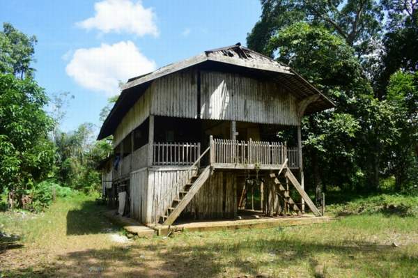 RUMAH ULIN: Rumah tua milik Haji Satta di Cempaka, Kota Banjarbaru masih kokoh berdiri sampai sekarang. | FOTO: FADLAN ZAKIRI/RADAR BANJARMASIN