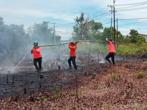 PADAMKAN API : Petugas BPBD Kota Banjarbaru memadamkan api yang membakar semak belukar di Jalan Sungai Salak, Kelurahan Guntung Manggis, pada 28 maret 2023 lalu. | FOTO: BPBD UNTUK RADAR BANJARMASIN