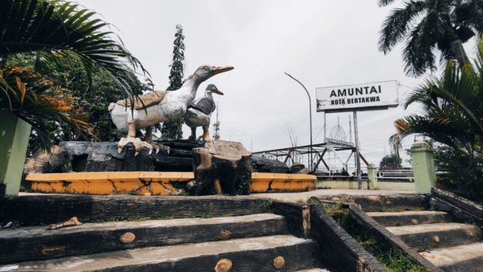 ITIK ALABIO: Maskot itik ini berada di tepian Sungai Negara, Kelurahan Murung Sari Kabupaten HSU. | FOTO M AKBAR/RADAR BANJARMASIN